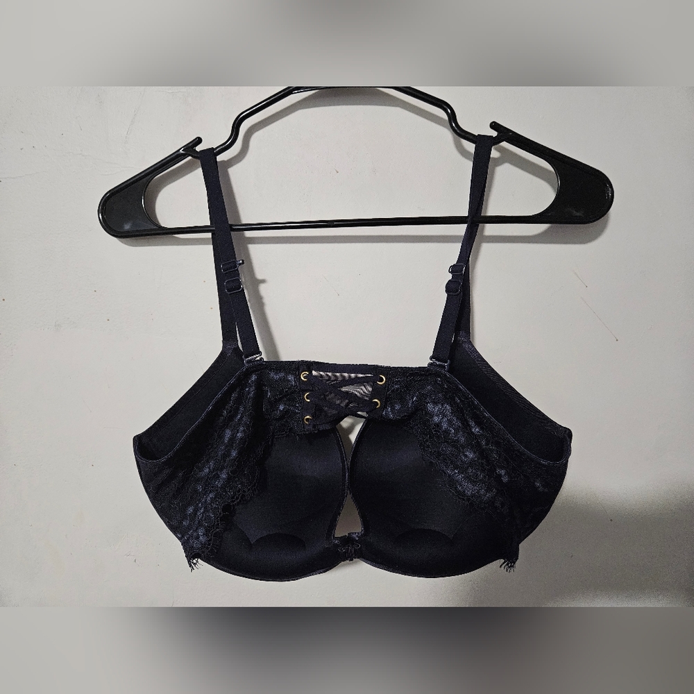 La SENZA Body Kiss Plunge Bra 38C black lace w corset front close up2cups up2cup